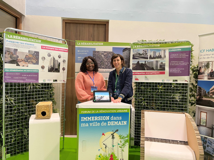 Fatou MBaye chargée de DSU et Aurélie Piebourg chef de renouvellement urbain devant le stand