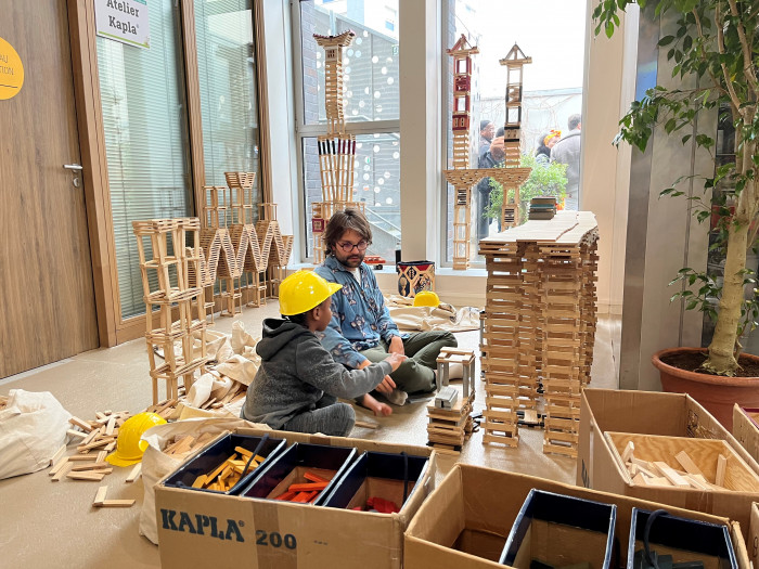 un enfant dans le stand Kapla