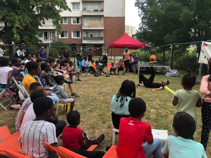 habitants devant la représentation de football de rue