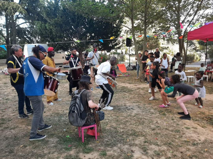 habitants en train de danser avec les musiciens