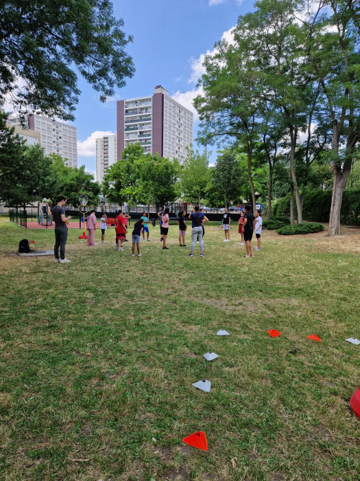 enfants jouant au sport