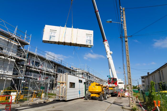 grue qui installe la façade préfabriquée