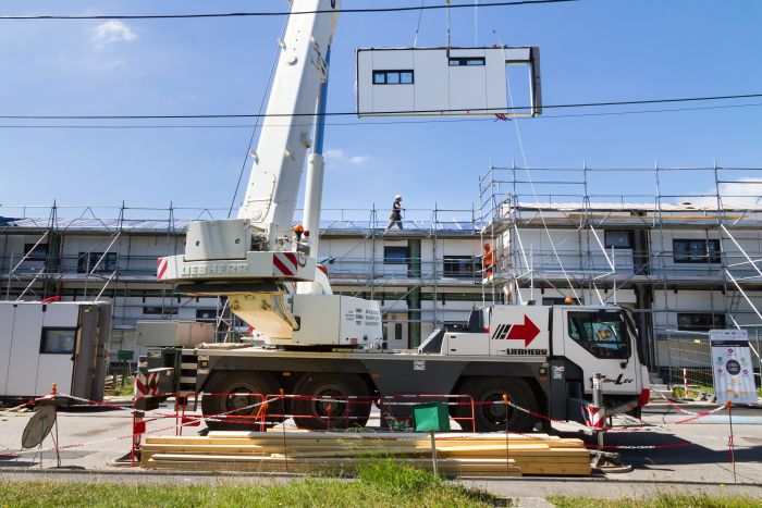 grue qui installe la façade préfabriquée