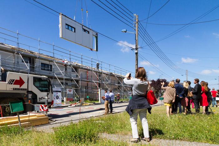 grue qui installe la façade préfabriquée