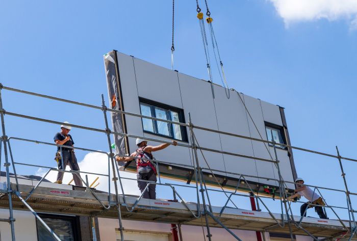 grue qui installe la façade préfabriquée