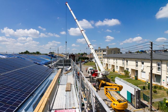 grue qui installe la façade préfabriquée