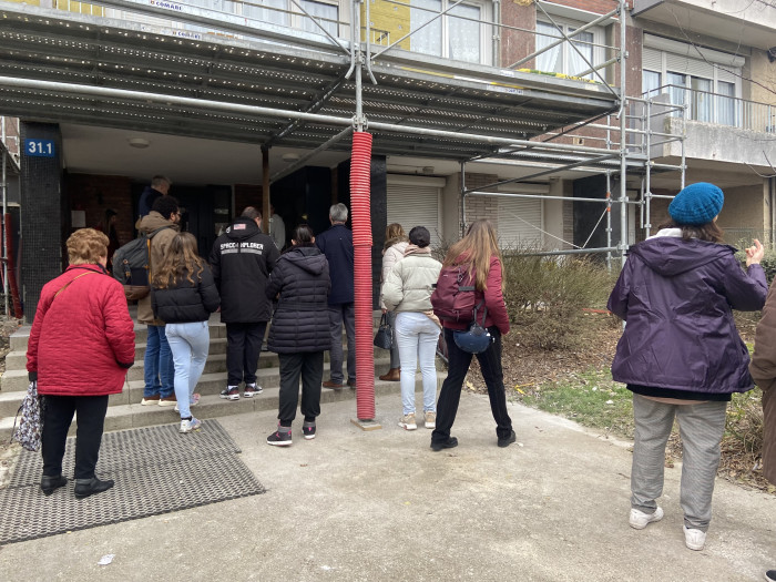 groupe de personnes en visite de chantier